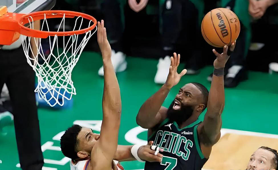 勇士B队爆冷热火,杰伦·布朗三分雨点燃全场 勇士B队爆冷热火,杰伦·布朗三分雨点燃全场