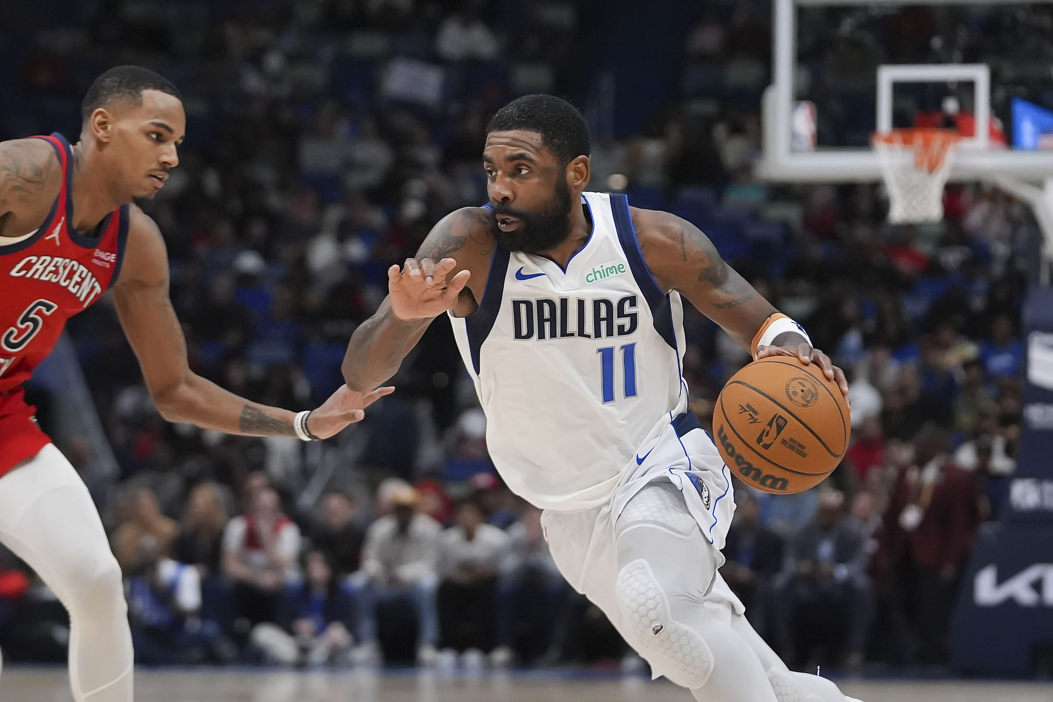 鹈鹕鏖战独行侠,欧文三分雨点燃全场 鹈鹕鏖战独行侠,欧文三分雨点燃全场