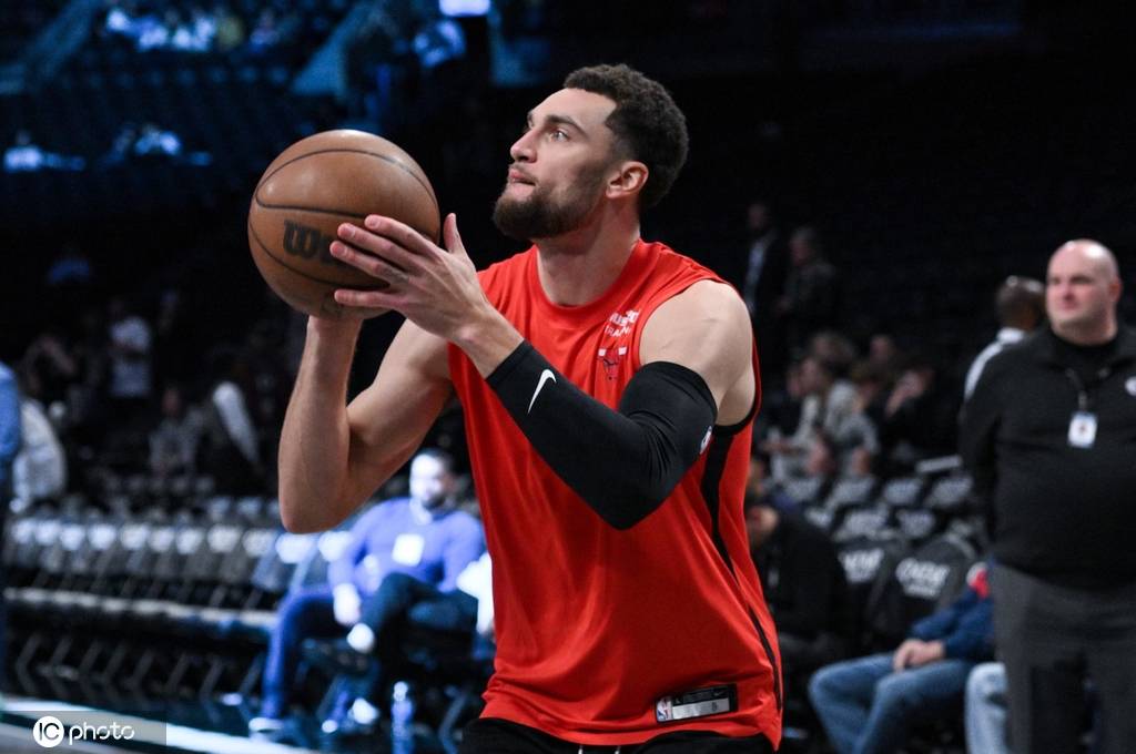 青岛队力克篮网,德罗赞统治全场 青岛队力克篮网,德罗赞统治全场