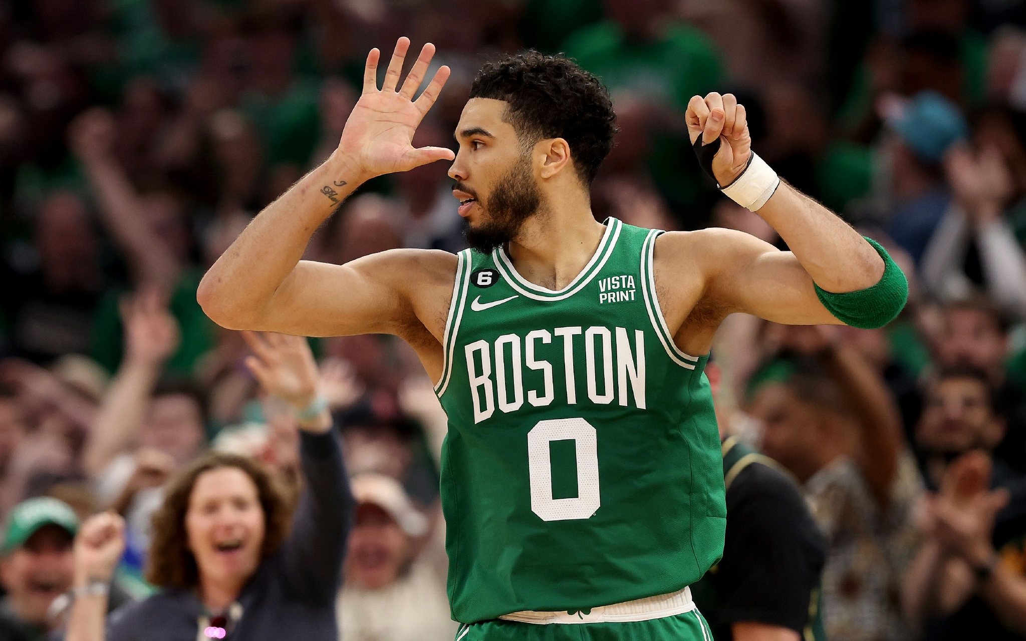 国王鏖战上海队,塔图姆刷新纪录 国王鏖战上海队,塔图姆刷新纪录