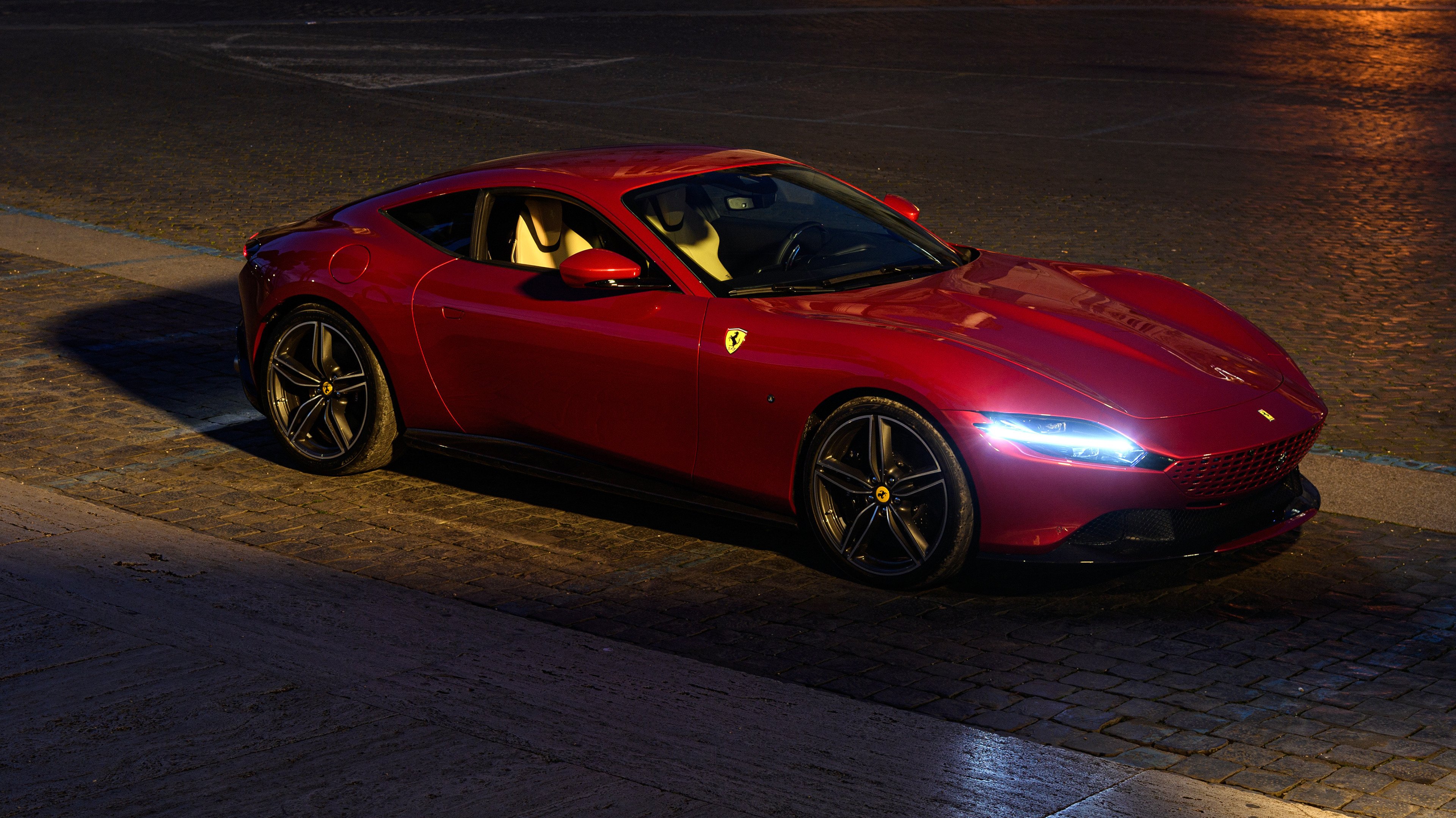 一面是铁壁，一面是尘沙