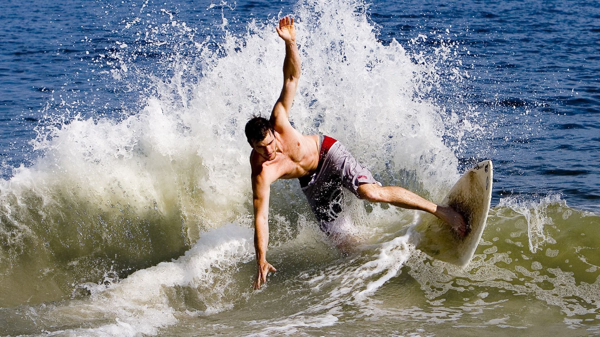 跨界风暴，加纳足球碾压塞维利亚之夜，福登F1揭幕战上演速度与艺术的接管