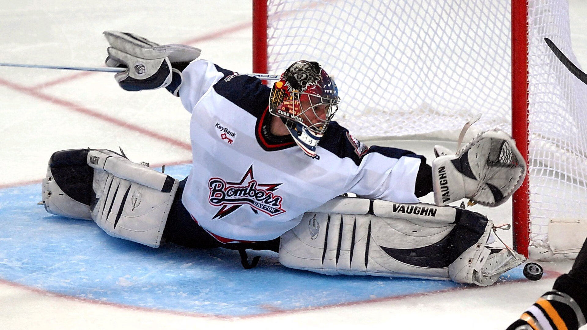 魔术用锁链缠住王冠,却放一颗孤星燃烧整夜